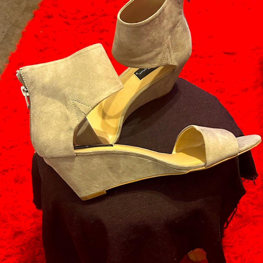 Ladies wide ankle strap shoes zip up back in a size 10